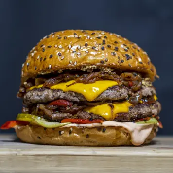 Hamburguesa con Jamón y Queso — imagen 1